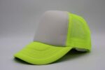 Gorra trucker de malla, color neón amarillo, ajustable.