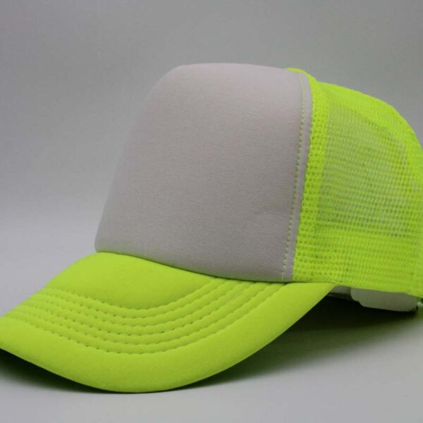 Gorra trucker de malla, color neón amarillo, ajustable.