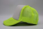 Gorra trucker de malla, color neón amarillo, ajustable.