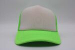 Gorra trucker de malla, color neón verde, ajustable.