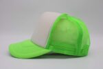 Gorra trucker de malla, color neón verde, ajustable.