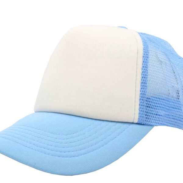 Gorra trucker de malla, color blanco/azul cielo, ajustable.