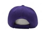 Gorra acrílico, color morado, ajustable.