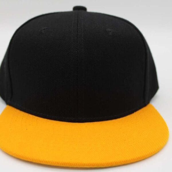 Gorra acrílico plana, ajustable.