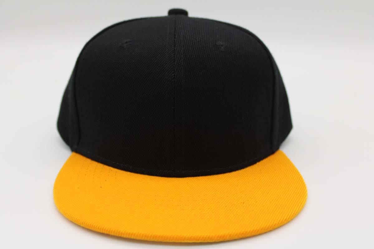 GORRA_ACRILICO_PLANA_INFANTIL_NEGRO_AMARILLO Gorra acrílico plana, ajustable.