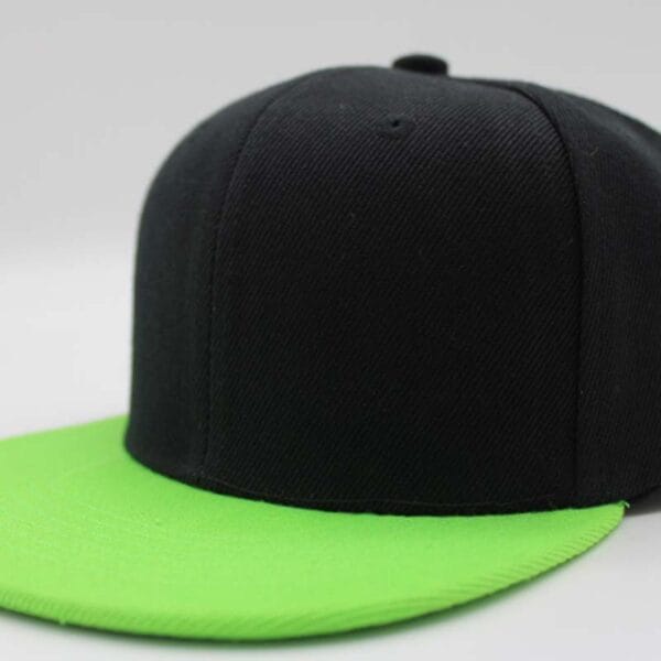 Gorra acrílico plana, ajustable.