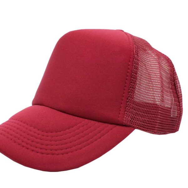 Gorra trucker de malla, color vino, ajustable.